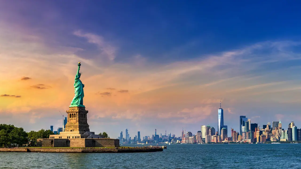 Shk 2126493263 Statue Of Liberty & New York Skyline