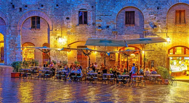 People dining al freso in Tuscany