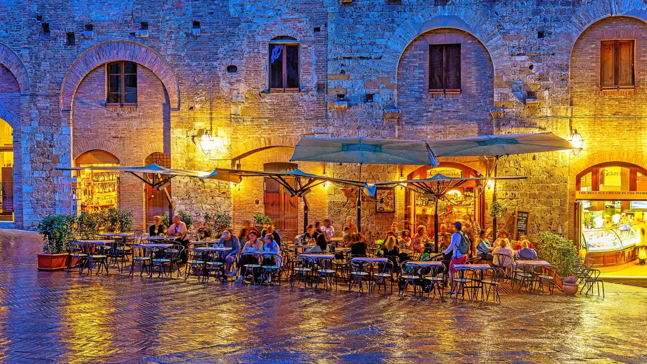 People dining al freso in Tuscany