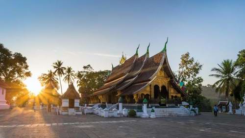 Explore Wat Xieng Thong