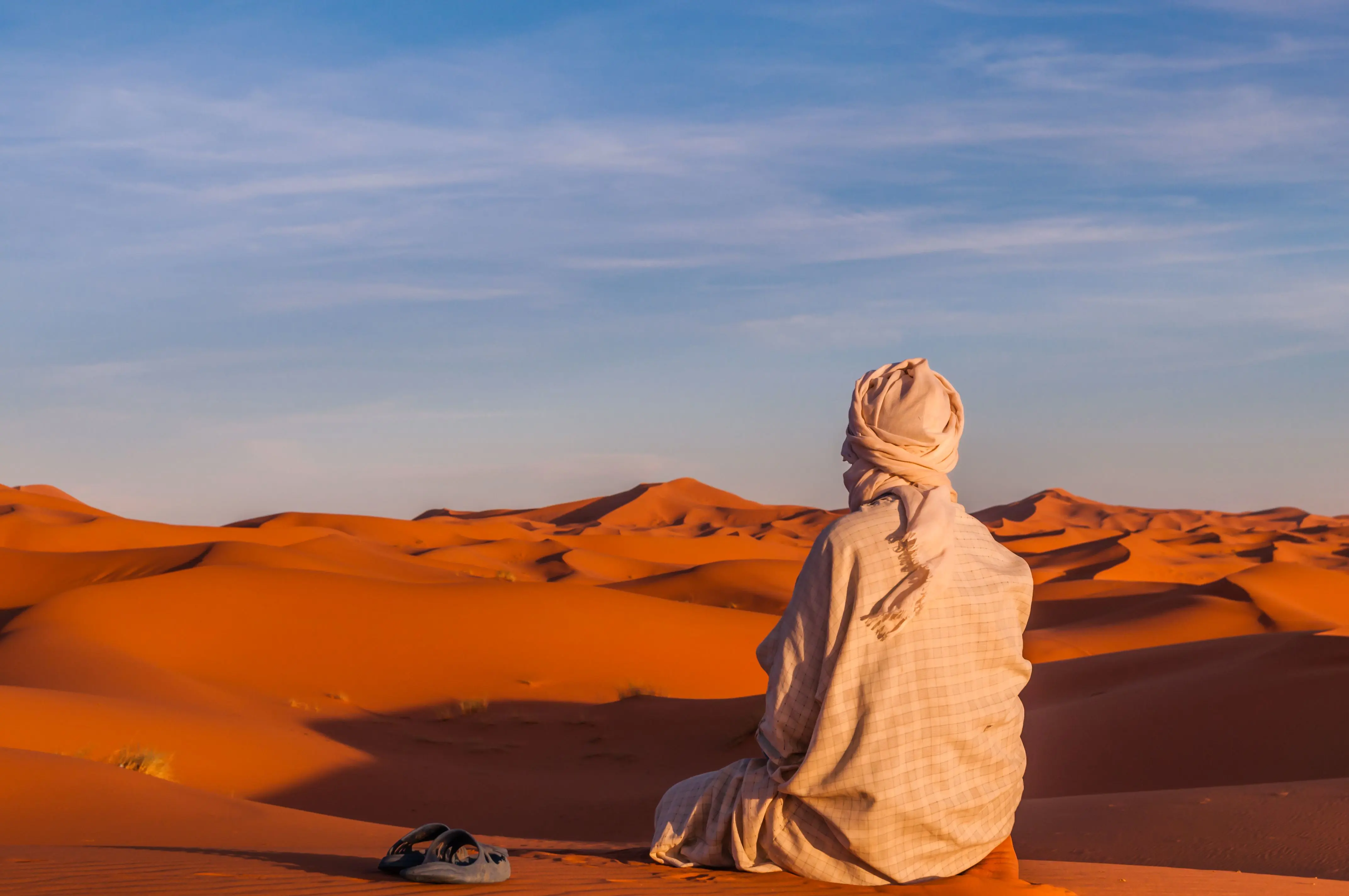 Sh 1311387896 Berber Stopping For Prayer In The Sahara